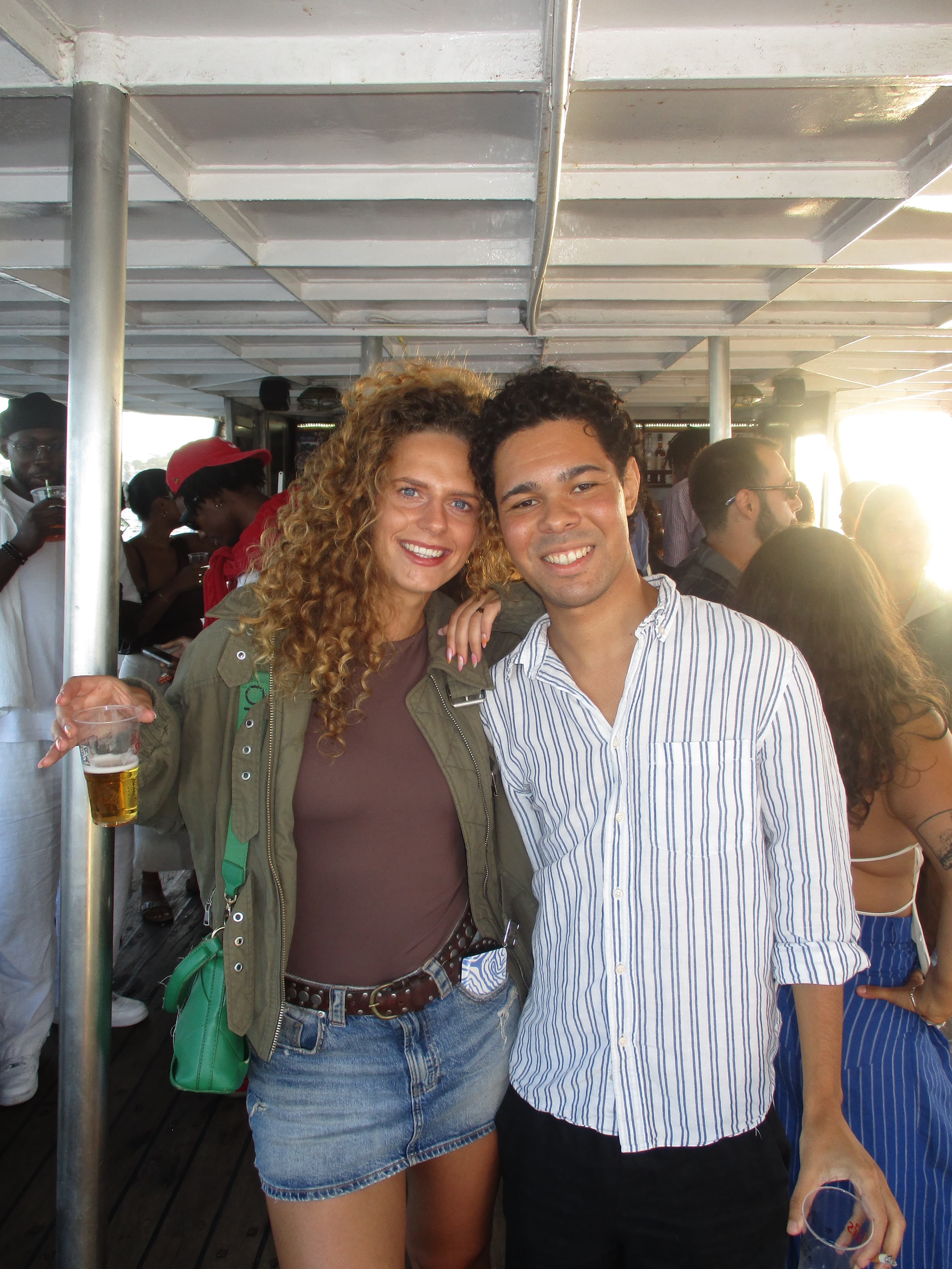 Dois convidados a sorrir no convés da GroupUp Boat Party
